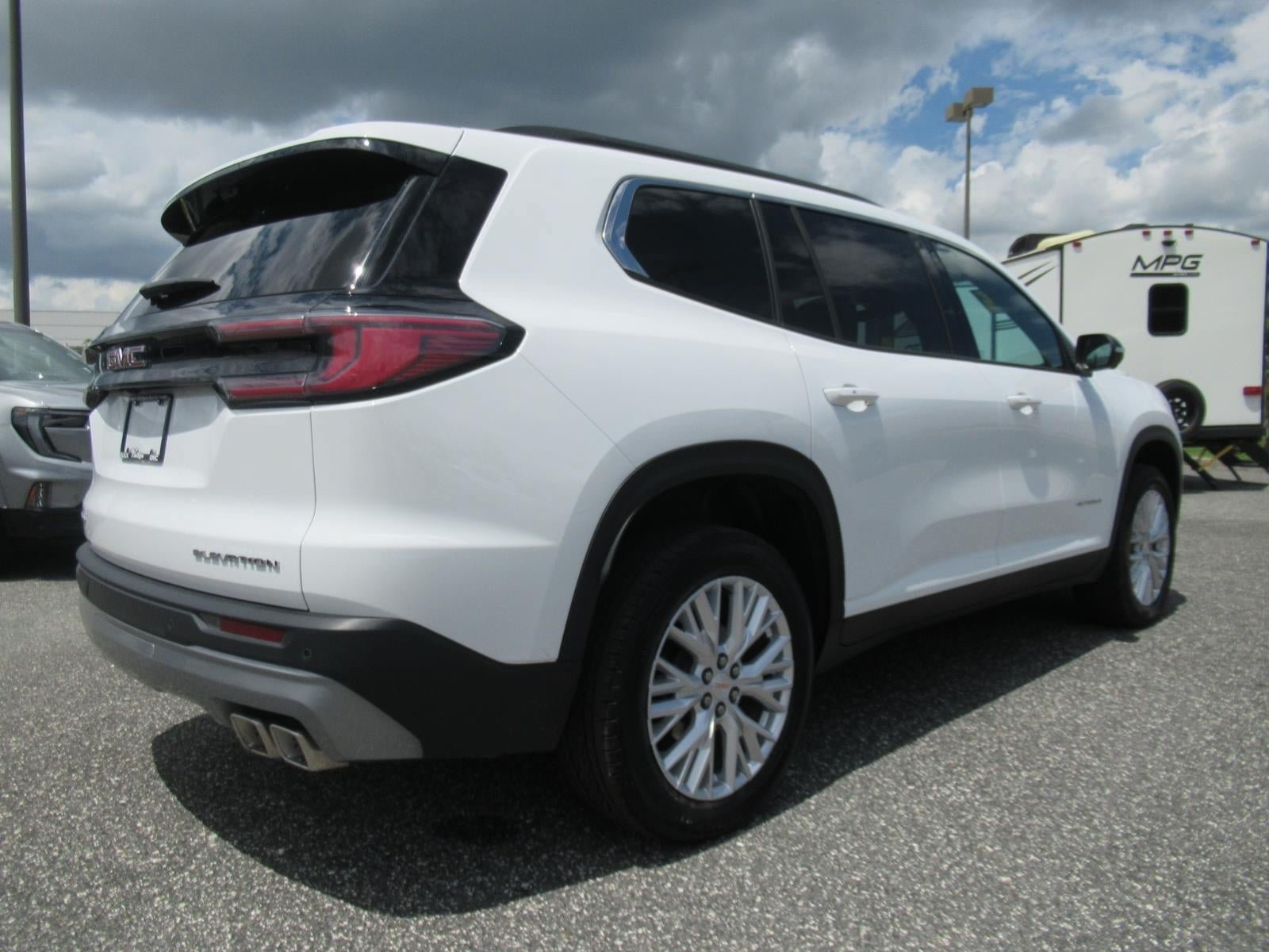 Used 2026 GMC Acadia Elevation w/ Elevation Premium Package FWD image 7