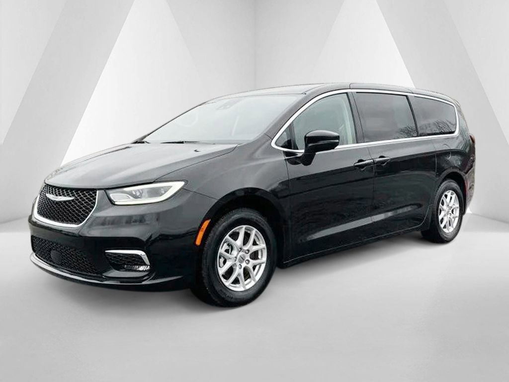 Used 2023 Chrysler Pacifica Touring-L image 3