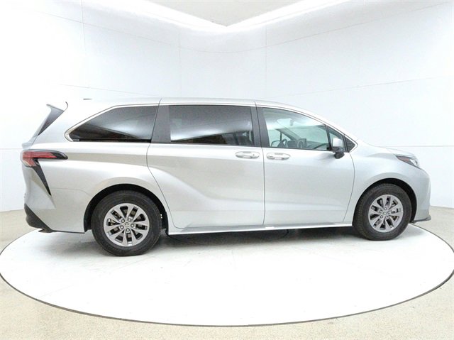 Used 2022 Toyota Sienna XLE image 8