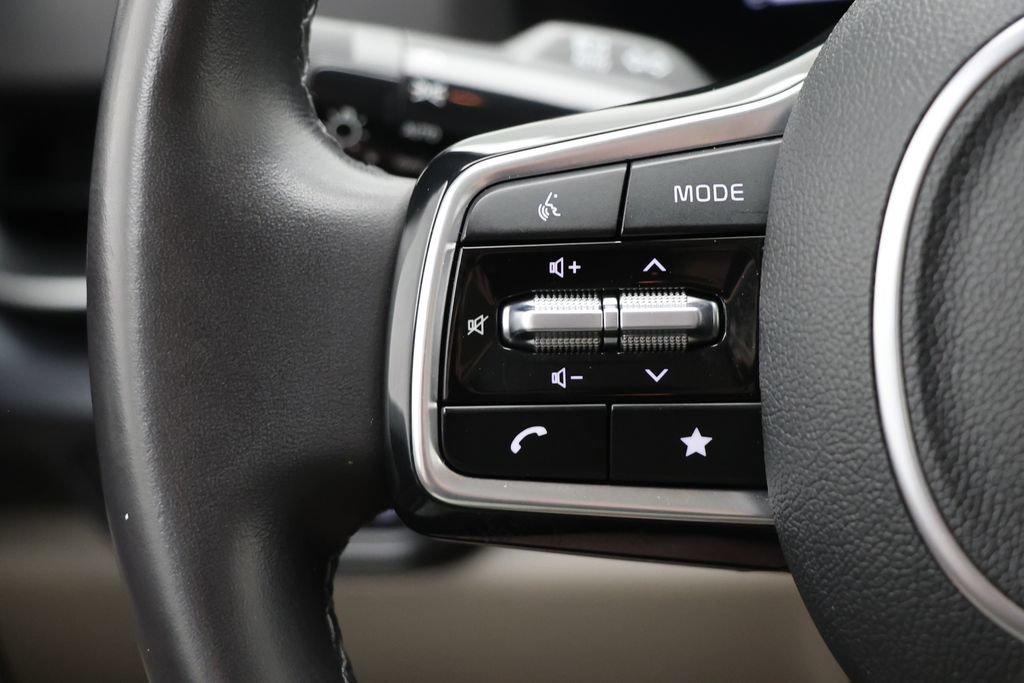 Used 2025 Kia Carnival FWD image 18