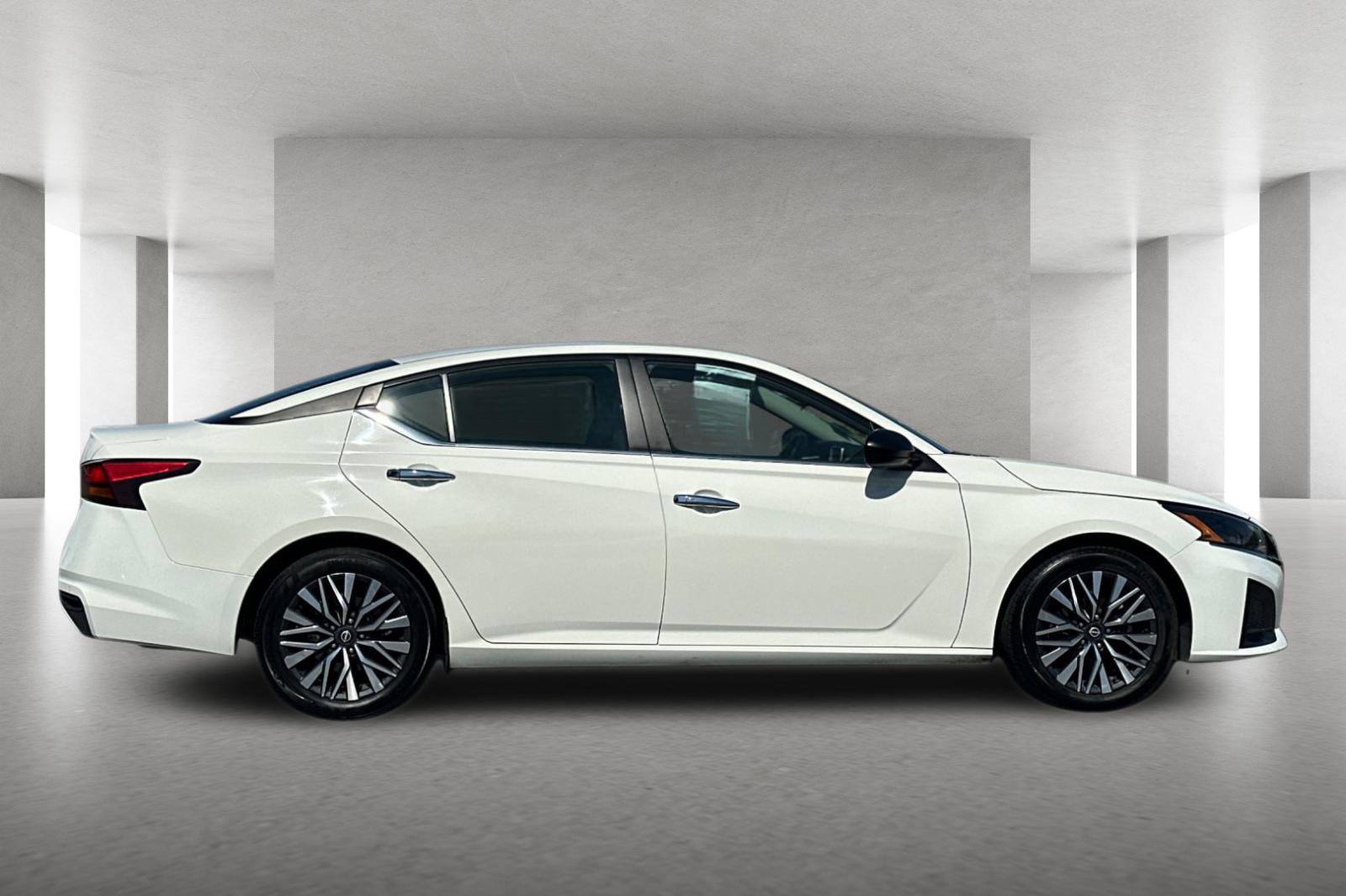 Used 2025 Nissan Altima 2.5 SV FWD image 3