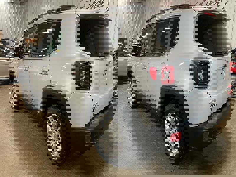 Used 2017 Jeep Renegade Latitude image 3