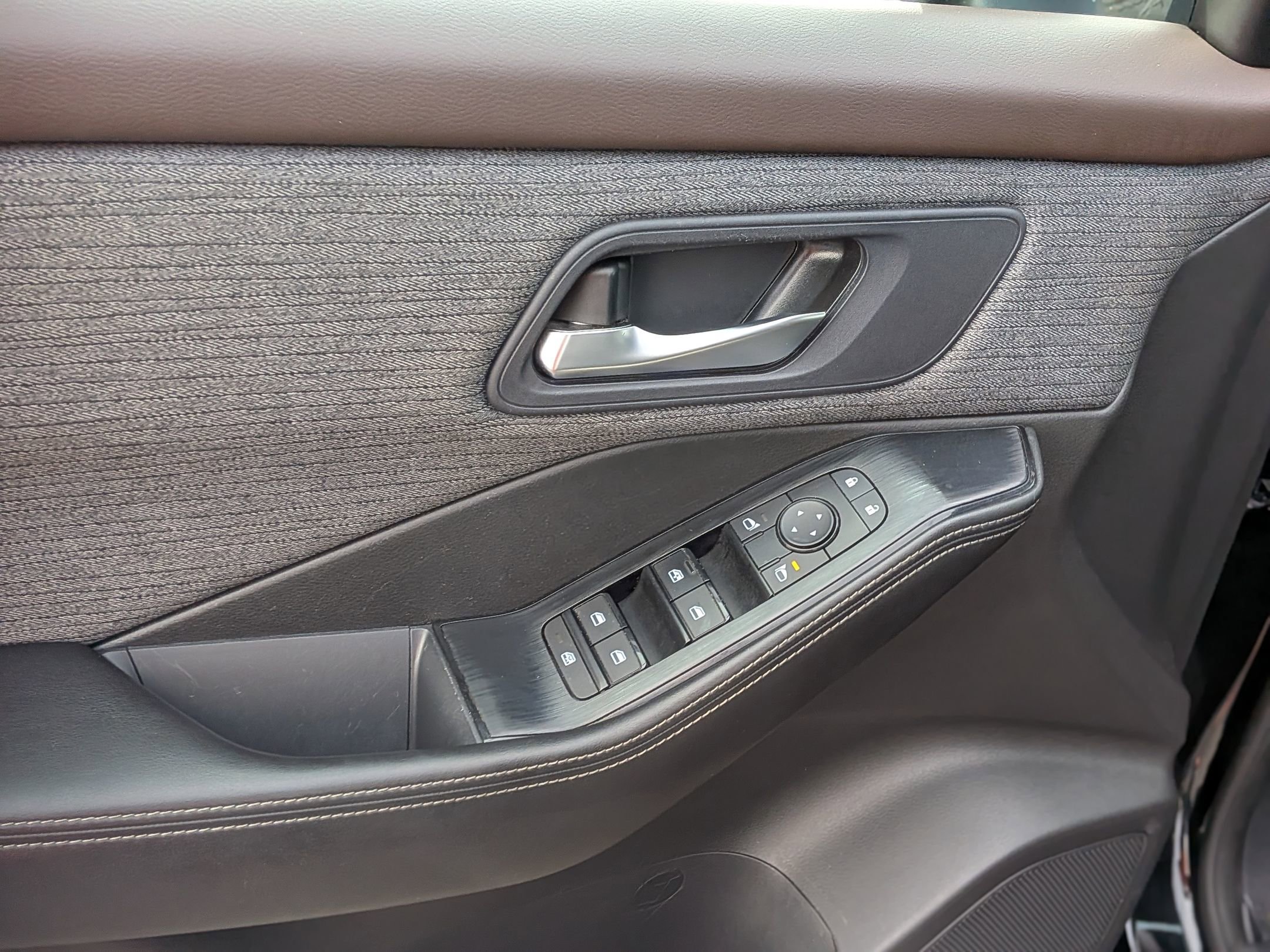 Used 2023 Nissan Rogue SV image 15