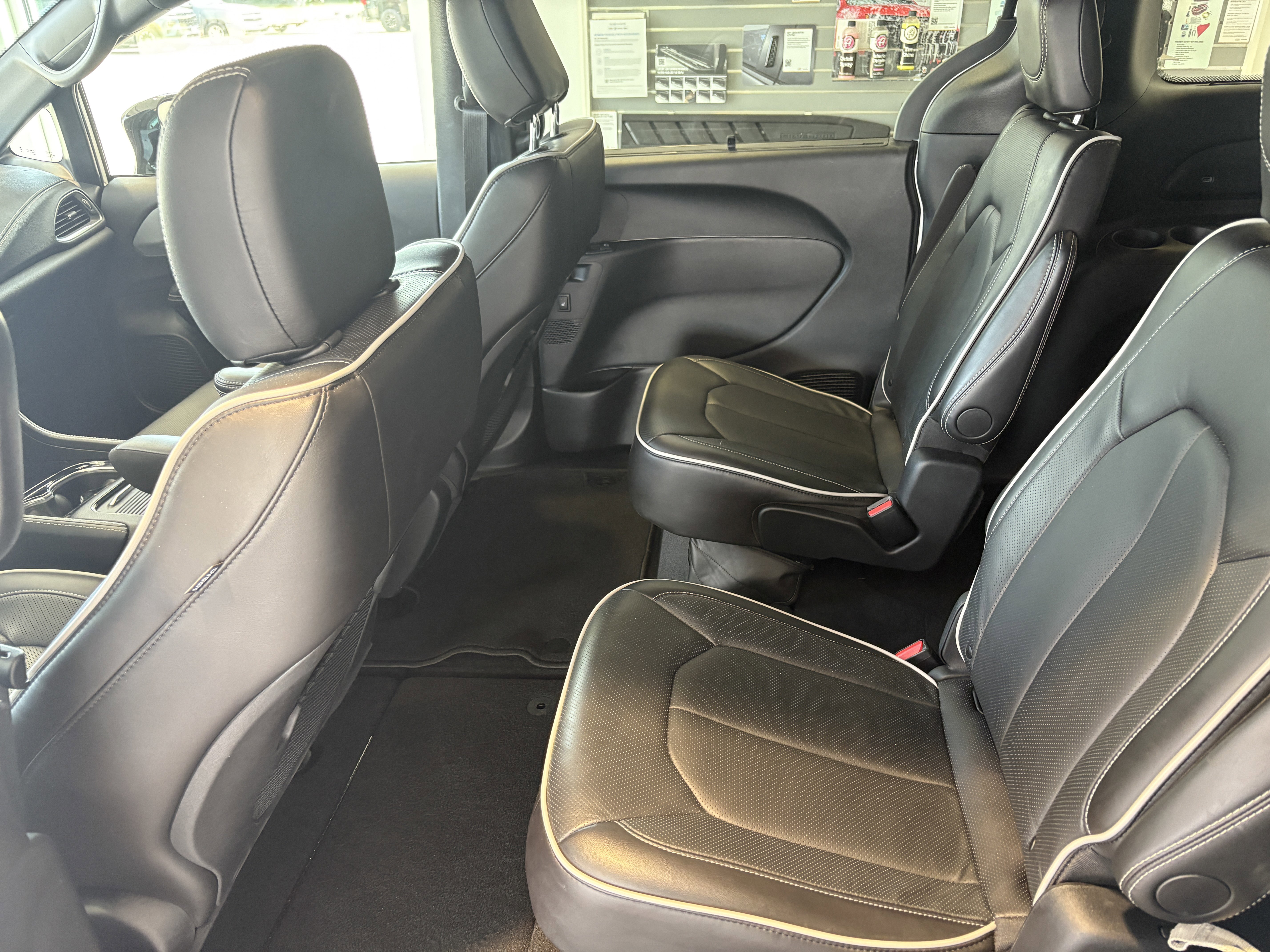 Used 2025 Chrysler Pacifica Limited image 7