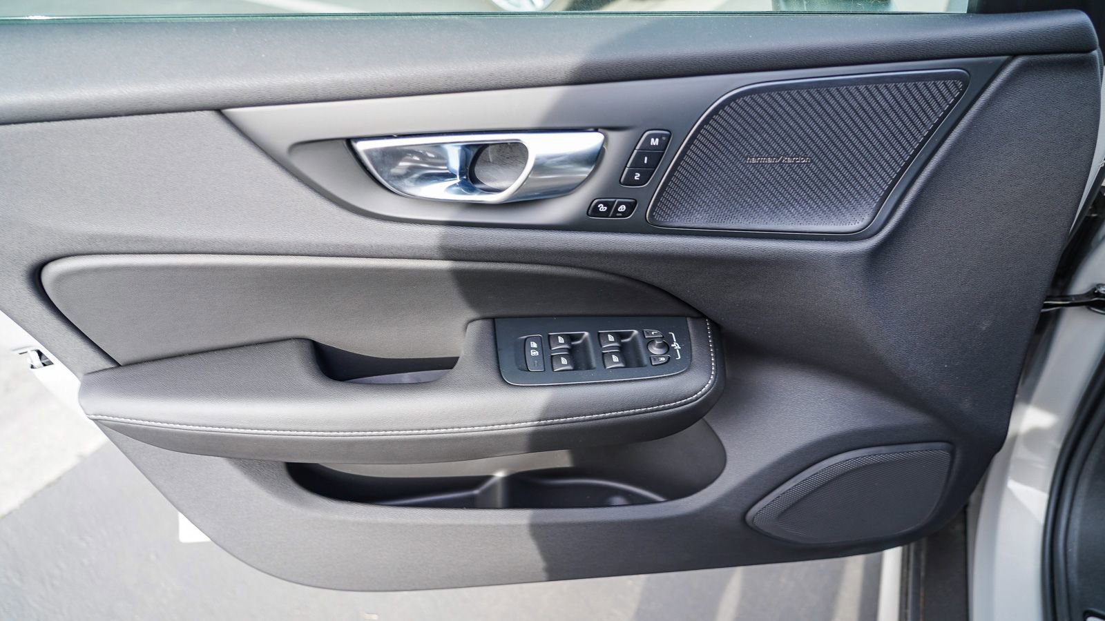 New 2025 Volvo V60 B5 Cross Country Ultra w/ Protection Package Premier image 24