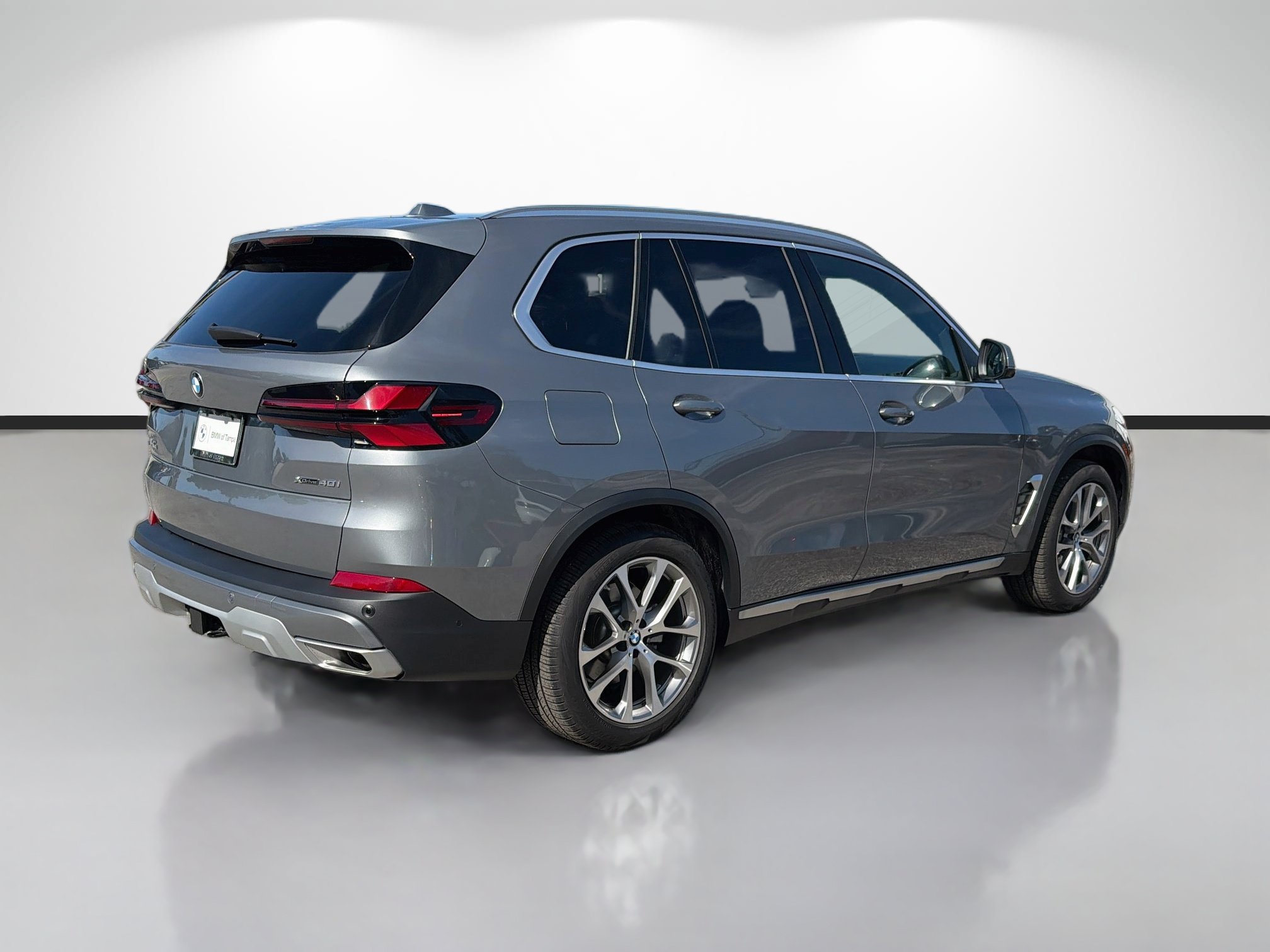 Used 2026 BMW X5 xDrive40i w/ Parking Assistance Package AWD/4WD image 3