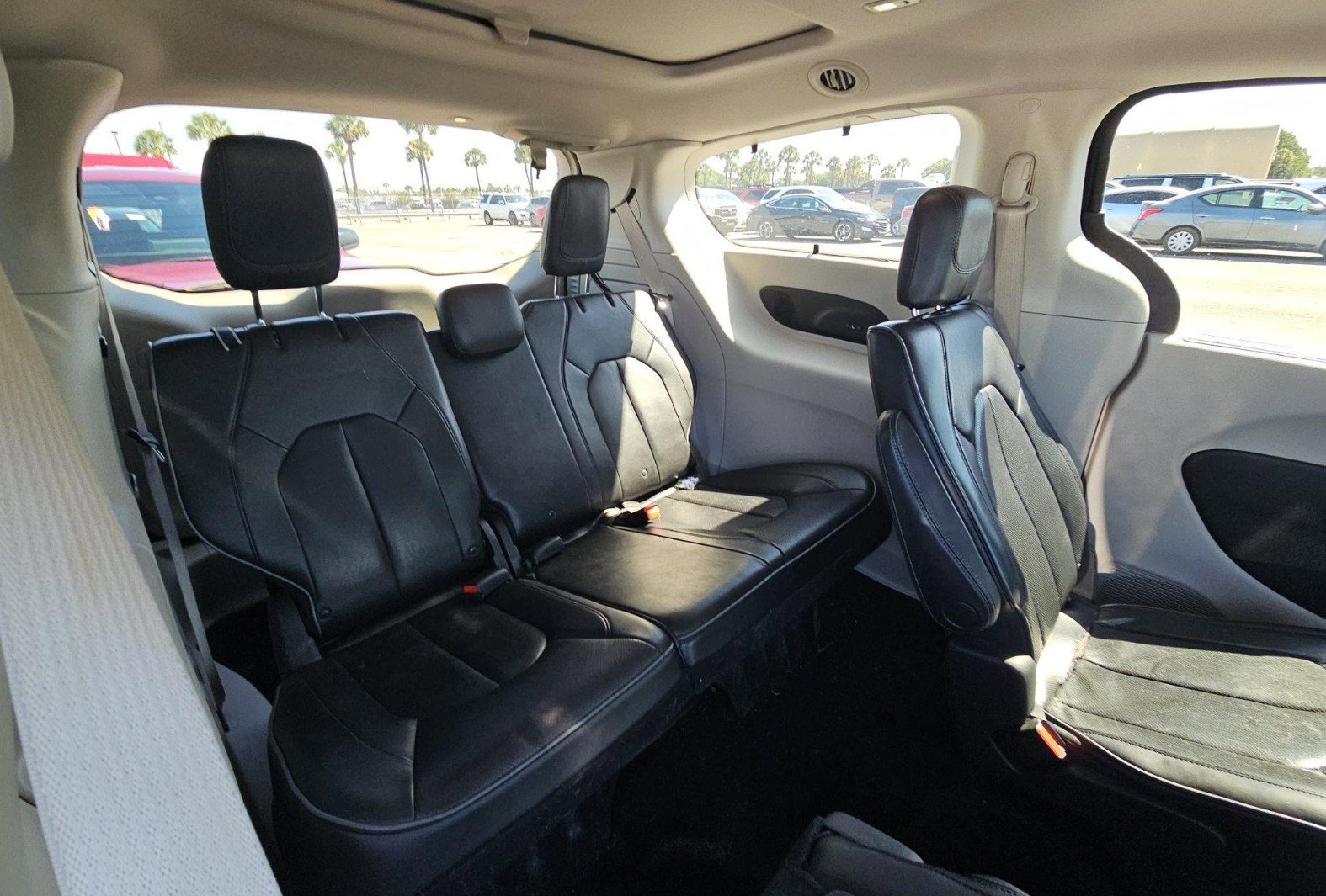 Used 2017 Chrysler Pacifica Limited w/ UConnect Theater Package FWD image 13