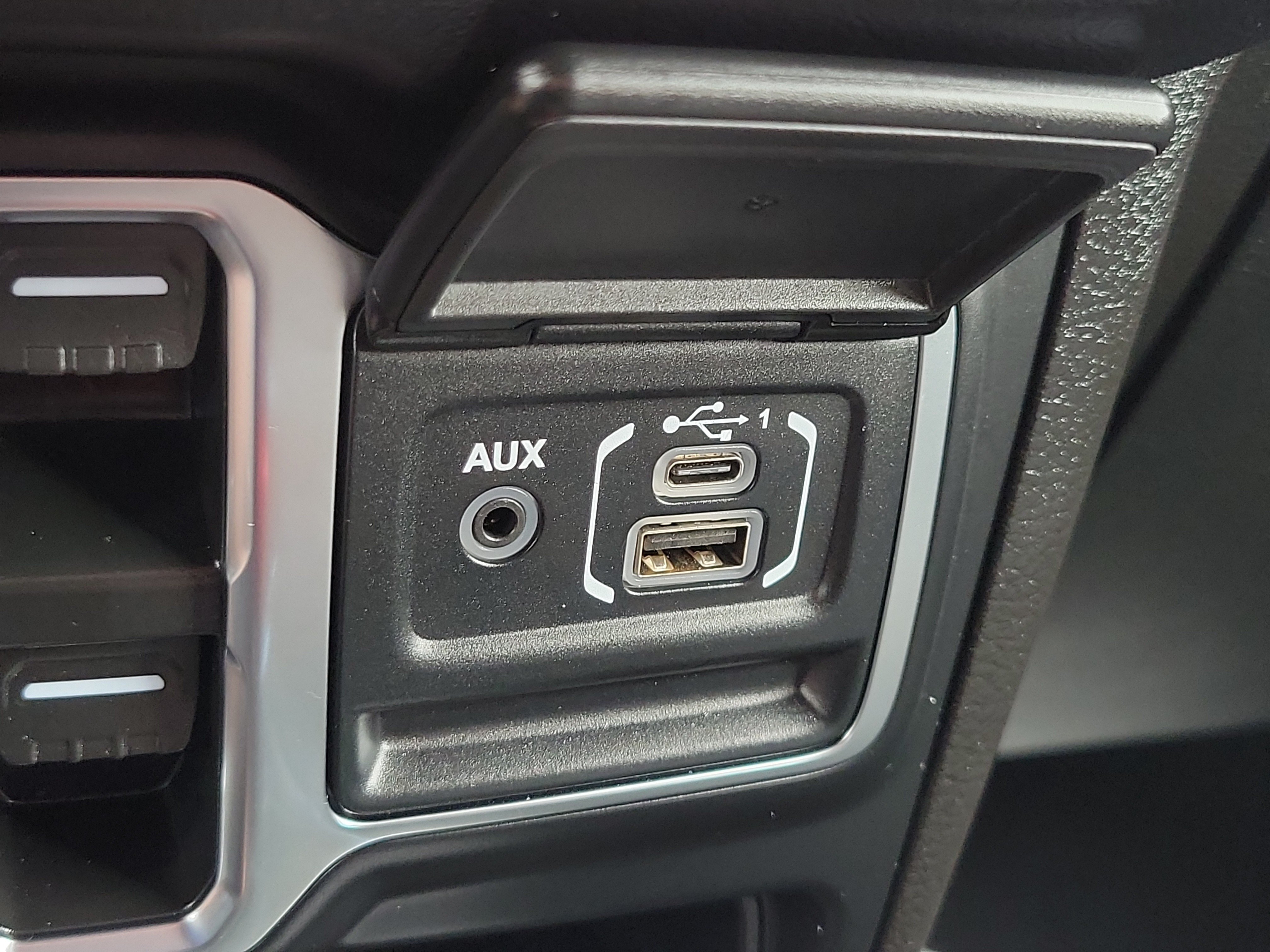 Used 2025 Jeep Wrangler Unlimited Sahara w/ Safety Group AWD/4WD image 23