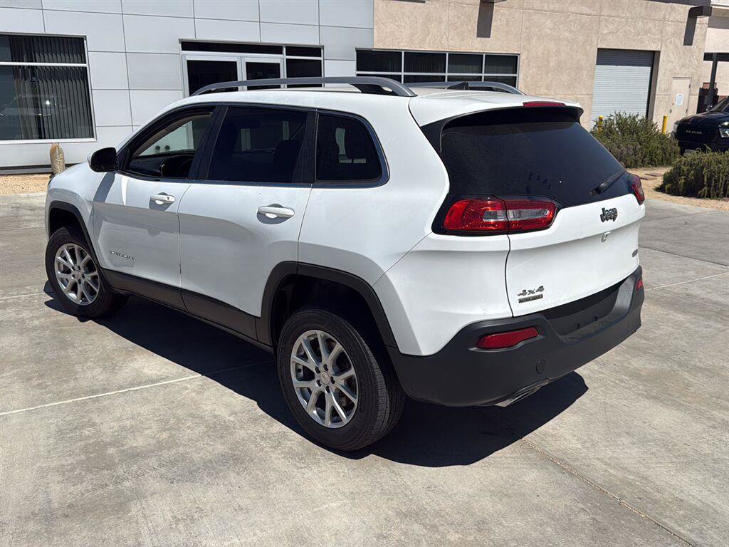 Used 2017 Jeep Cherokee Latitude AWD/4WD image 3