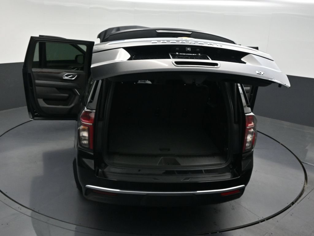 Used 2022 Chevrolet Suburban LT w/ Luxury Package RWD image 35