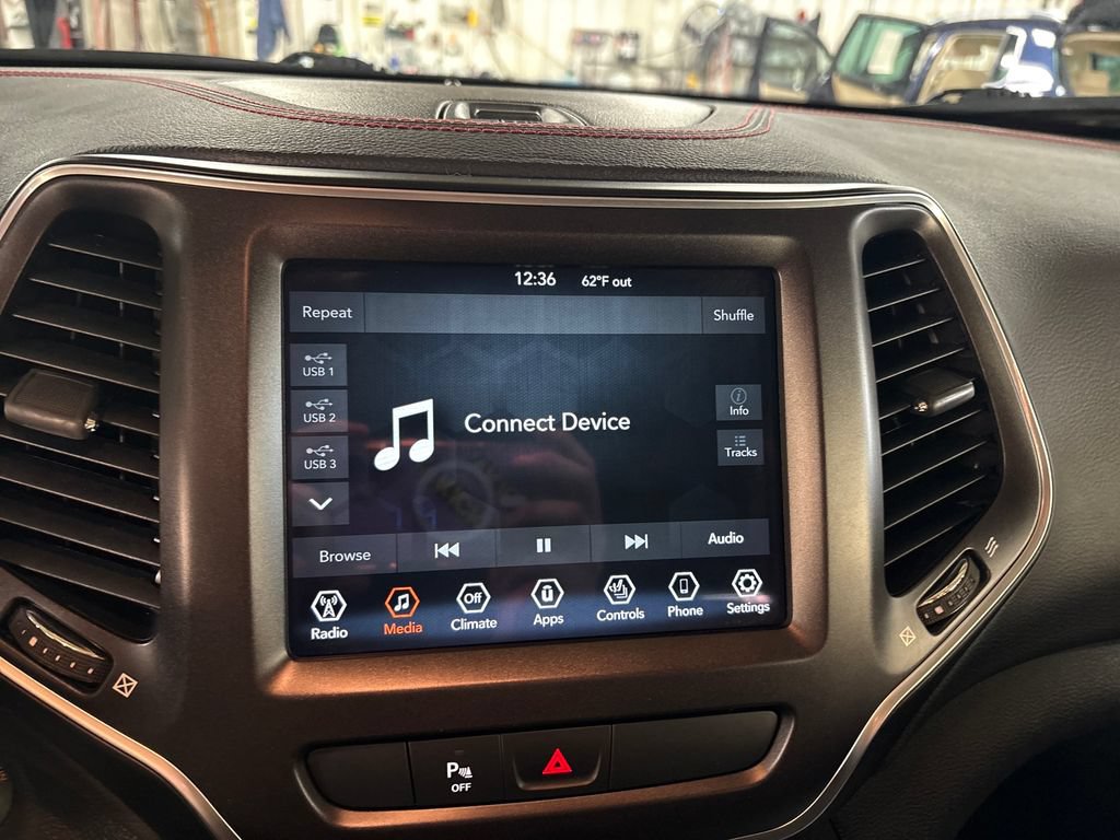 Used 2020 Jeep Cherokee Trailhawk w/ Cold Weather Group AWD/4WD image 23