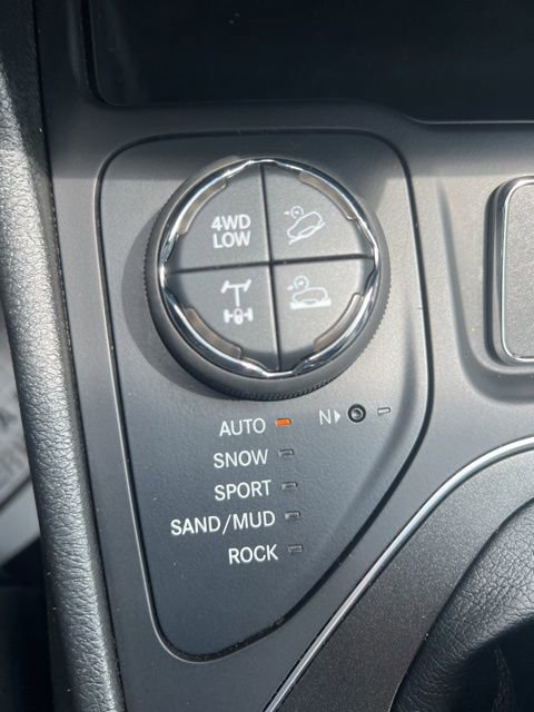 Used 2022 Jeep Cherokee Trailhawk AWD/4WD image 23