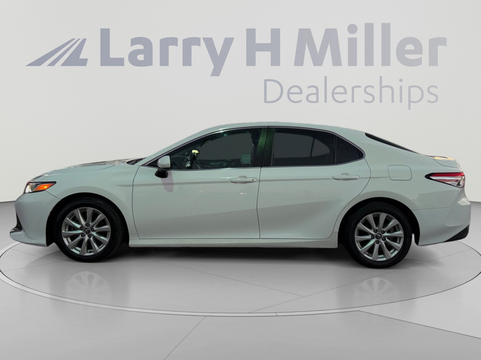Used 2018 Toyota Camry LE FWD image 2