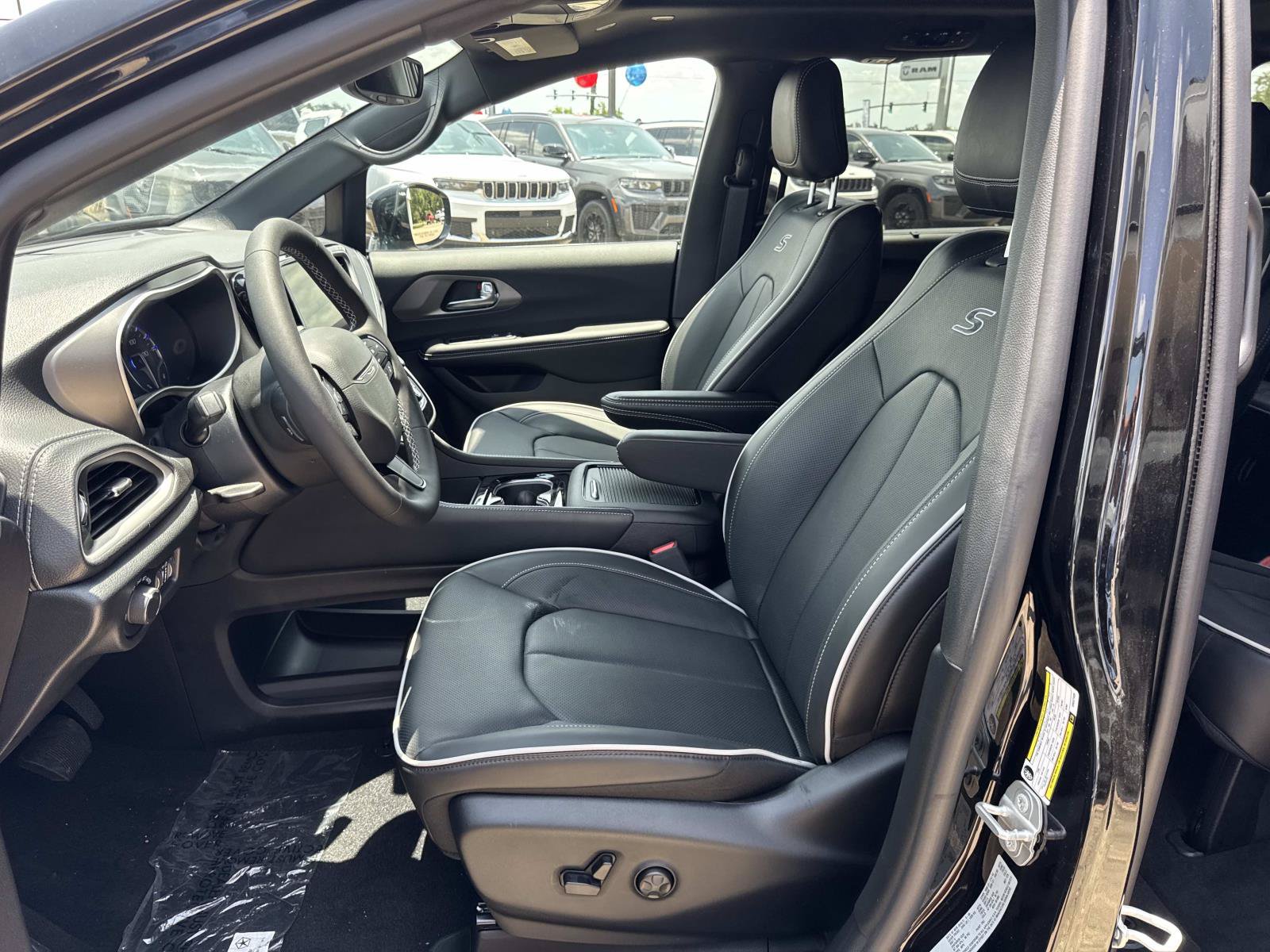 New 2027 Chrysler Pacifica Limited FWD image 9