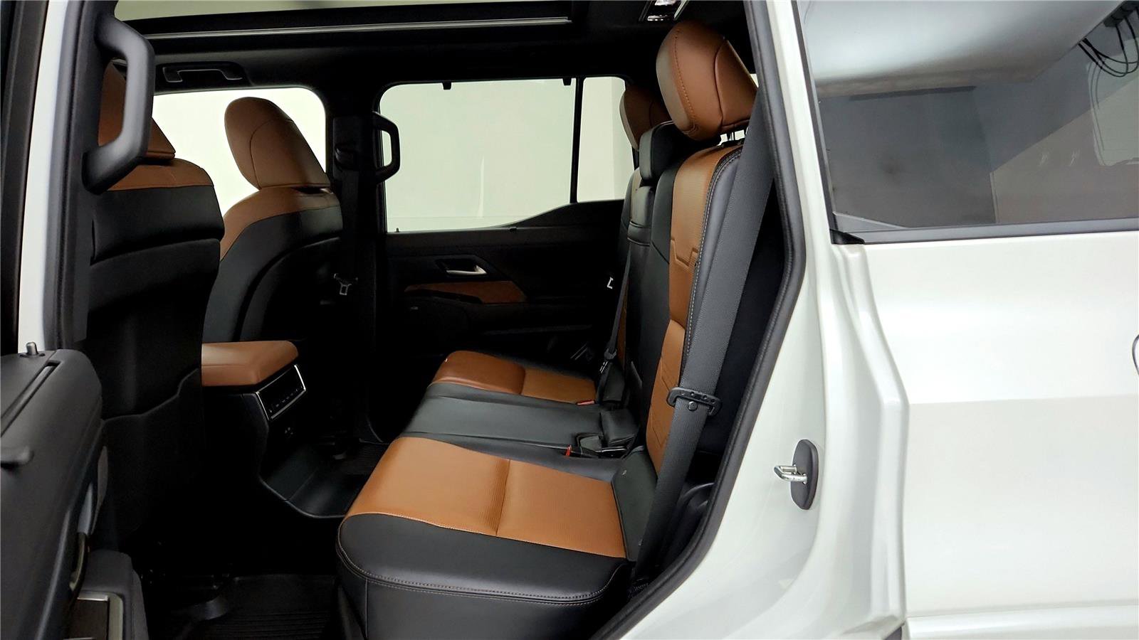 Used 2024 Lexus GX 550 w/ Accessory Package (2T) AWD/4WD image 22