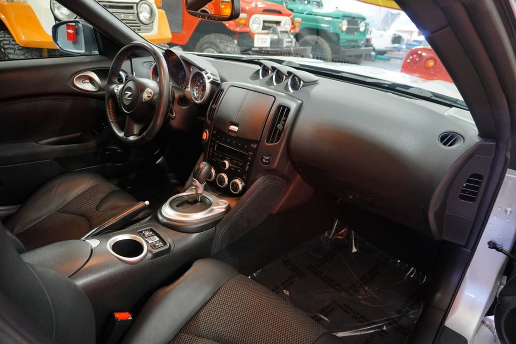 Used 2010 Nissan 370Z Touring image 29