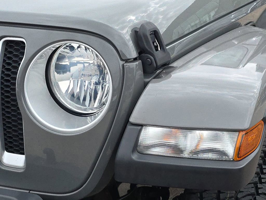 Used 2018 Jeep Wrangler Unlimited Sahara AWD/4WD image 36