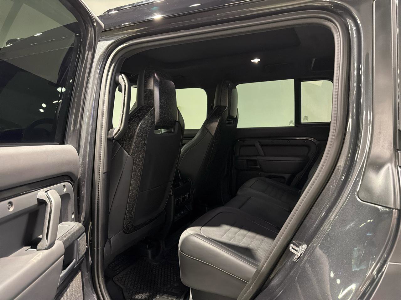 Used 2025 Land Rover Defender 110 image 25