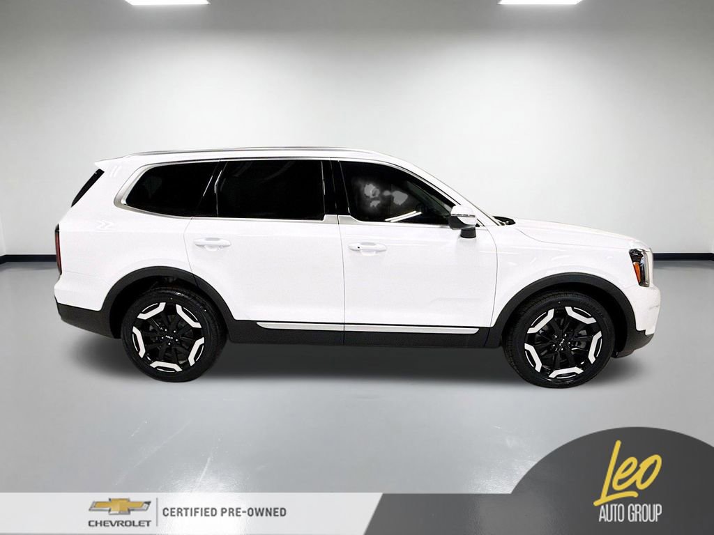 Used 2024 Kia Telluride EX w/ EX Captain's Chair Package image 5