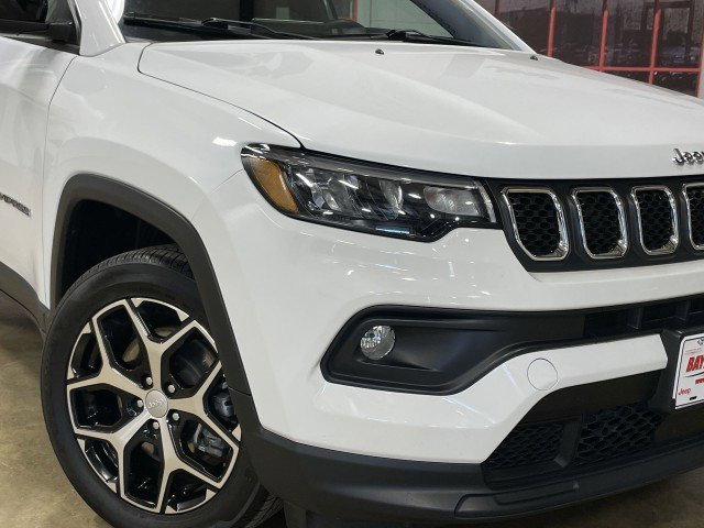 Used 2024 Jeep Compass Latitude AWD/4WD image 11