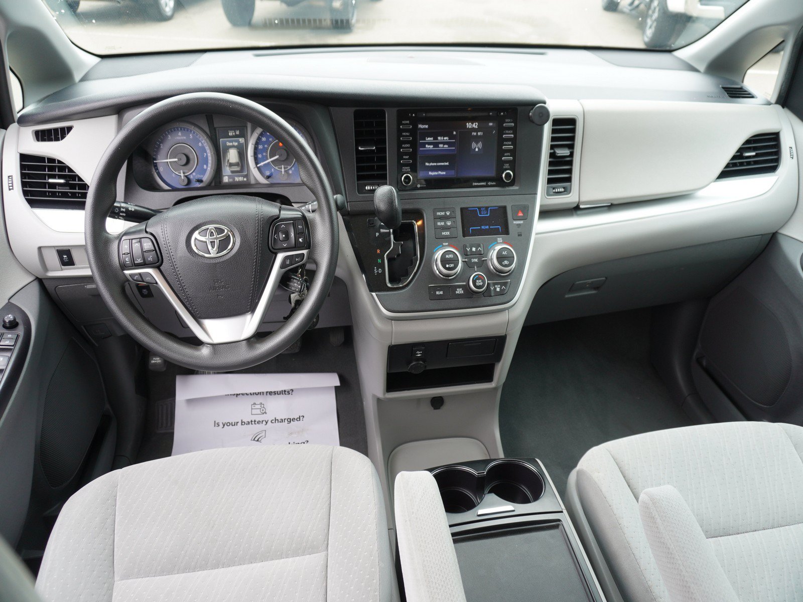 Used 2020 Toyota Sienna LE w/ Carpet Mat Package FWD image 2