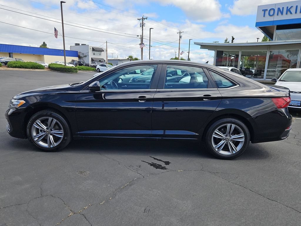 Used 2024 Volkswagen Jetta SE FWD image 3
