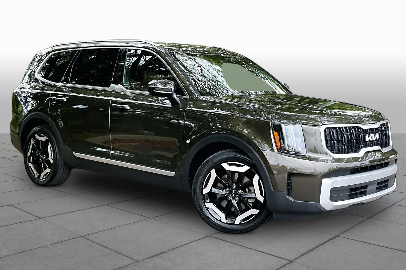 Used 2024 Kia Telluride EX AWD/4WD image 3