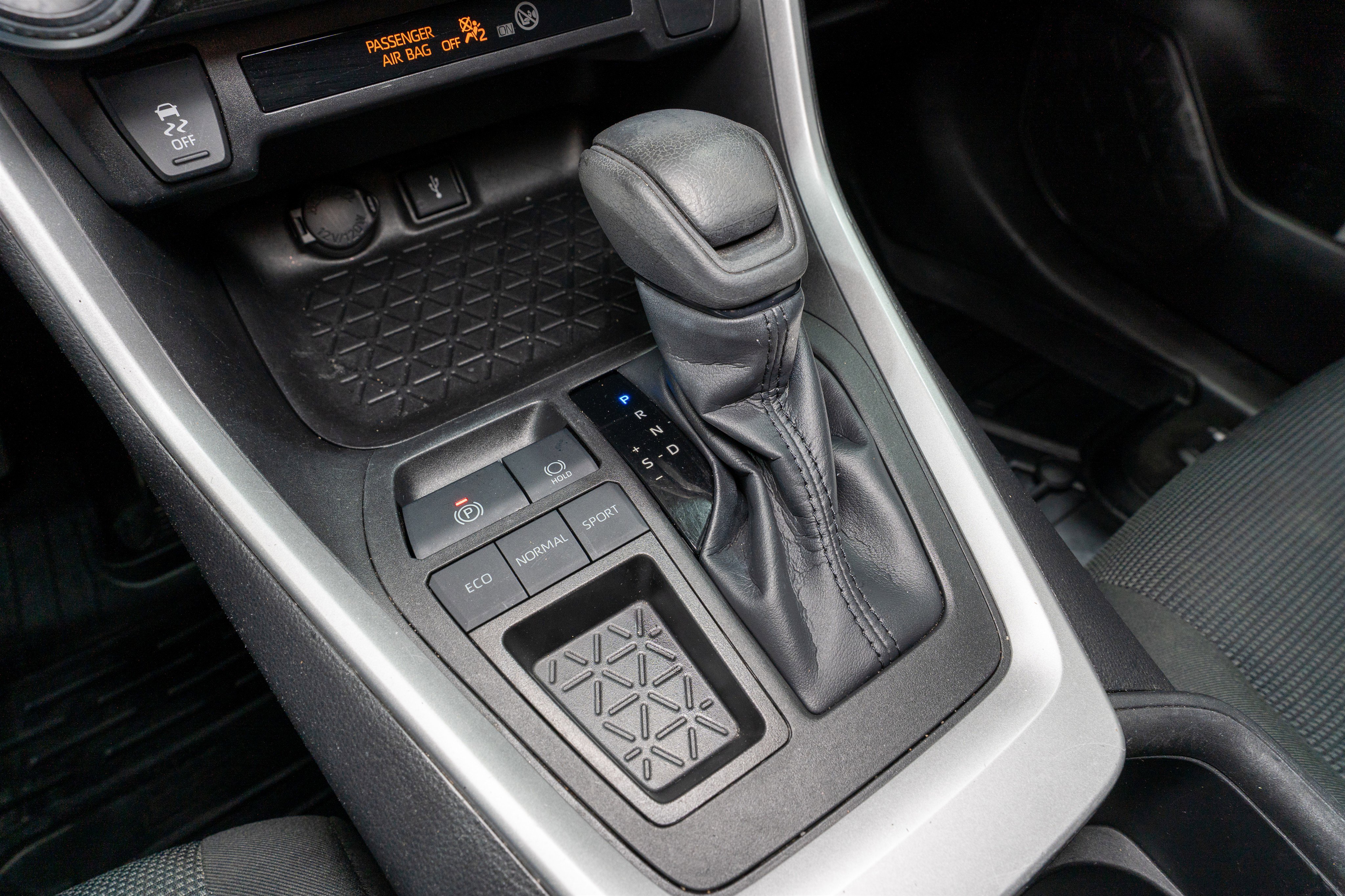 Used 2022 Toyota RAV4 LE FWD image 21