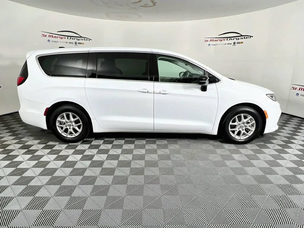 Used 2024 Chrysler Pacifica Touring-L FWD image 9