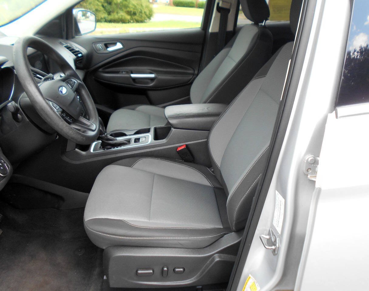 Used 2018 Ford Escape SE w/ SE Sync 3 Package FWD image 9