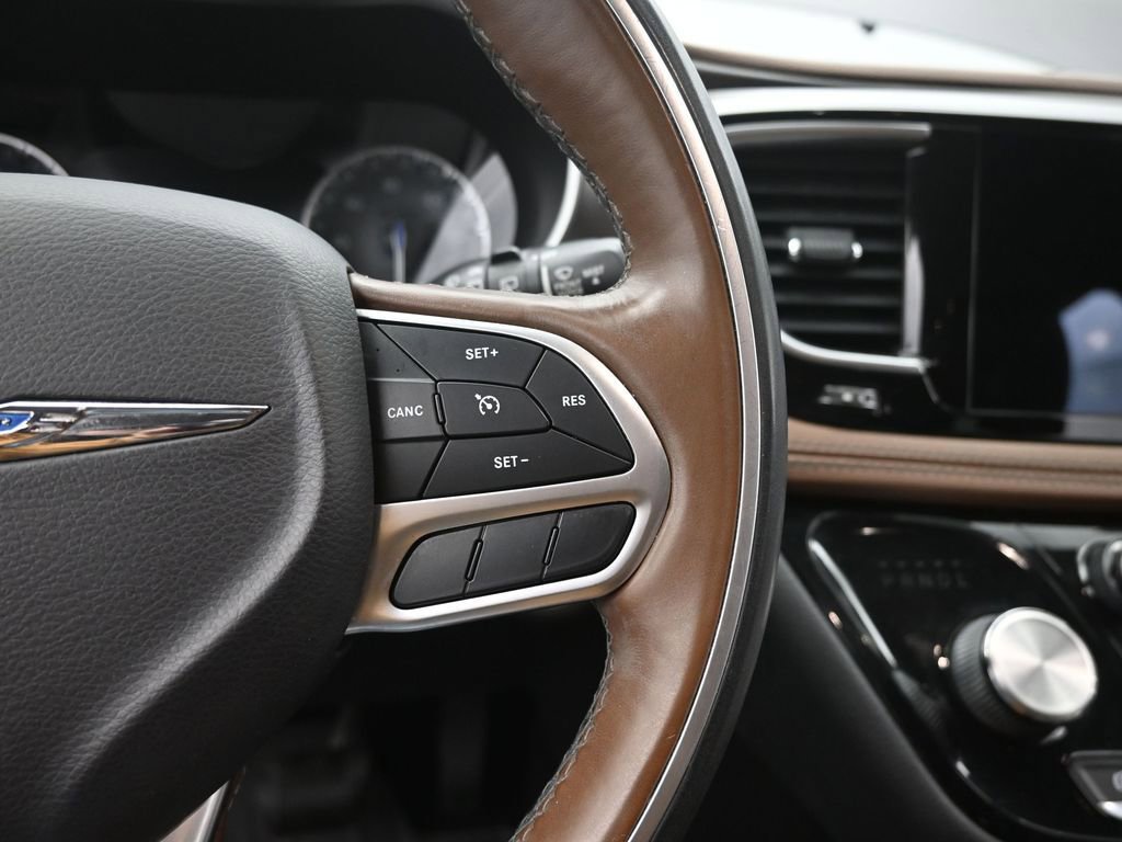 Used 2018 Chrysler Pacifica Limited image 32