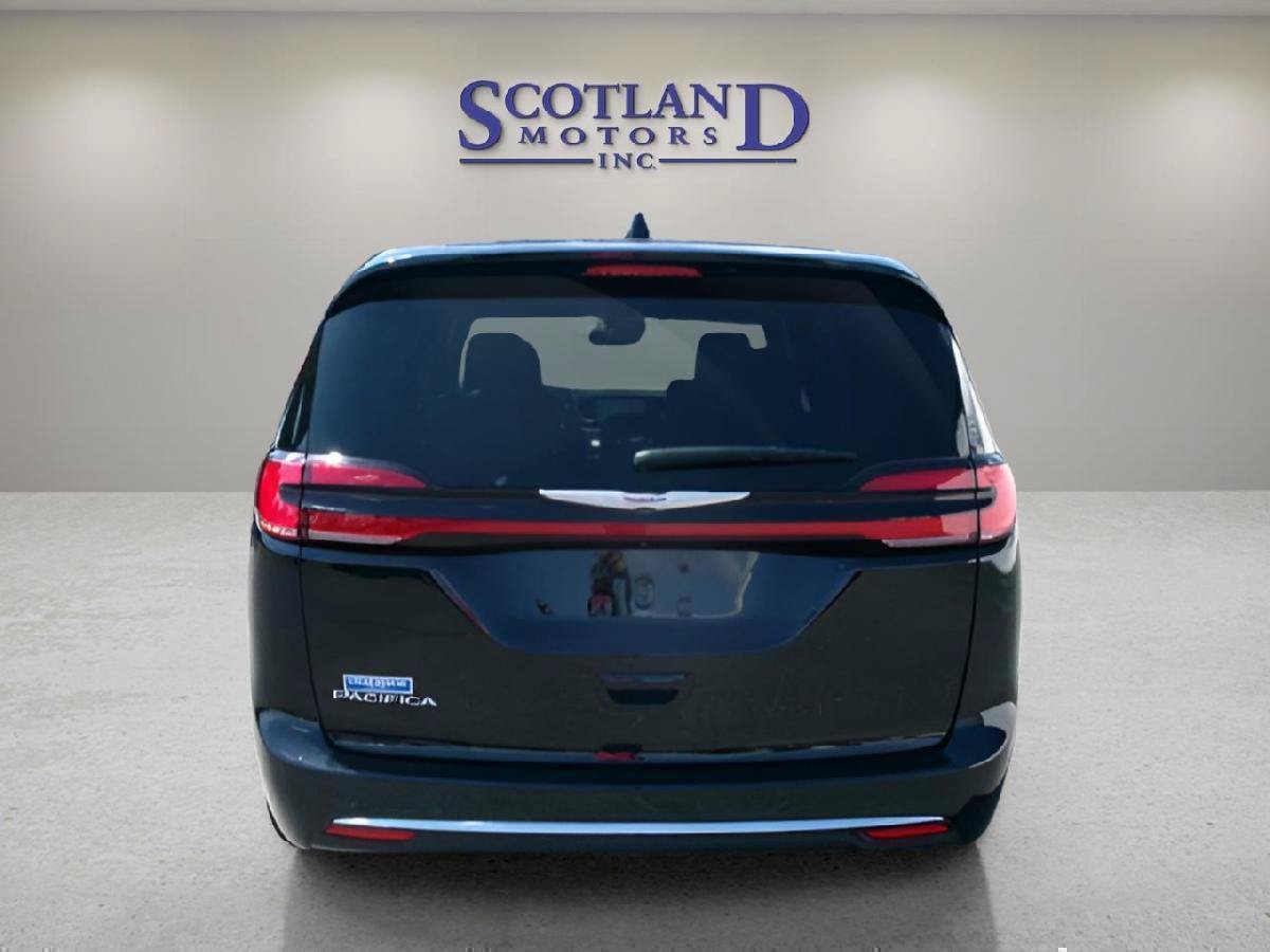 Used 2025 Chrysler Pacifica Select FWD image 7