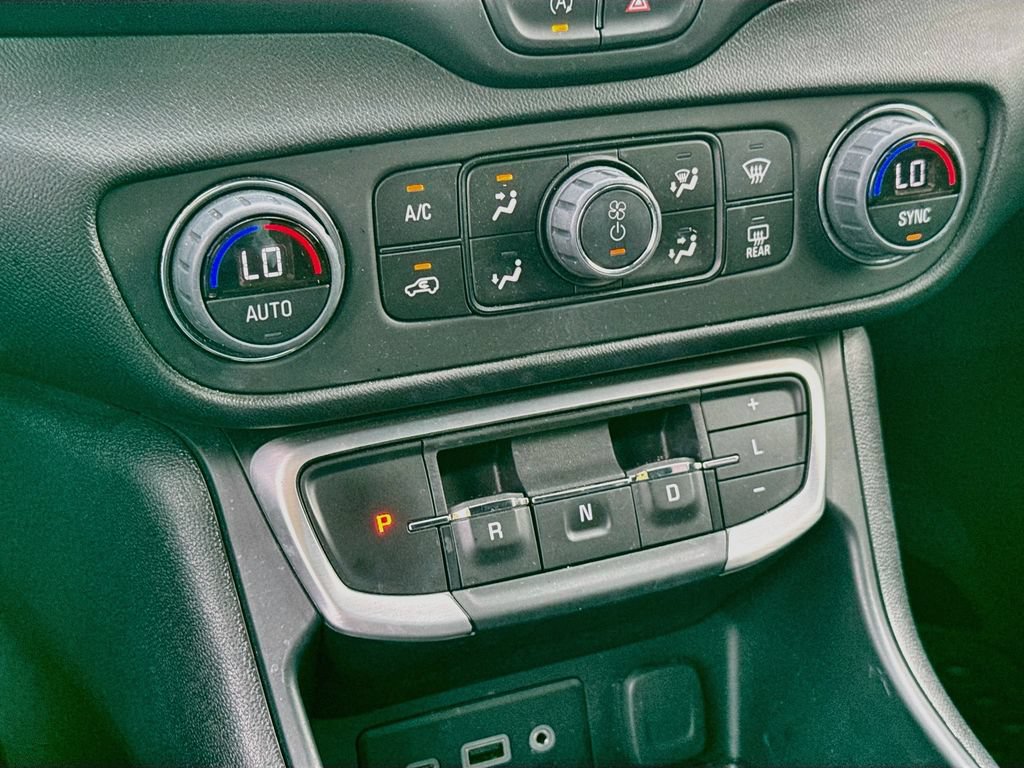 Used 2024 GMC Terrain SLE w/ Driver Convenience Package FWD image 17