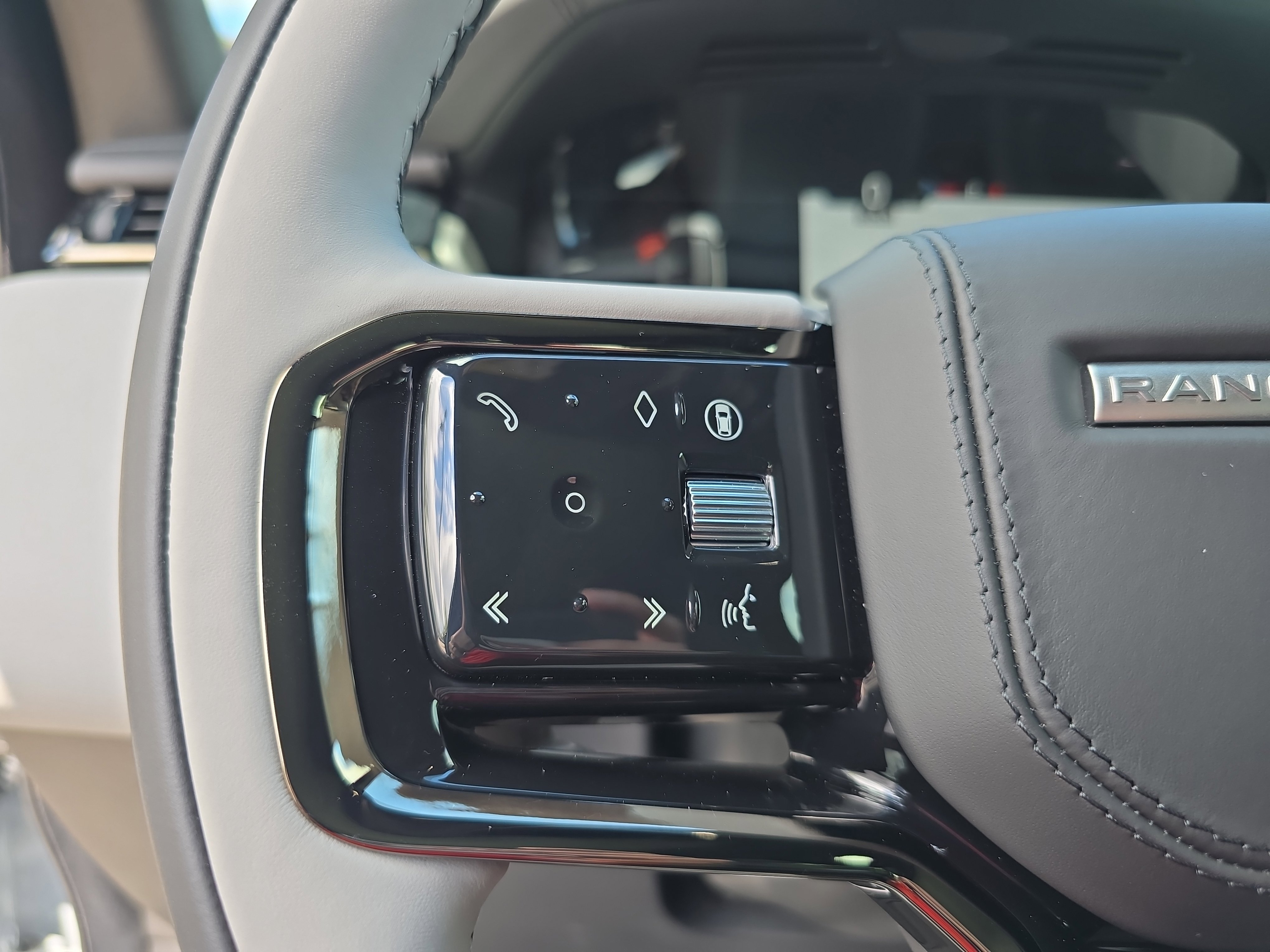 New 2026 Land Rover Range Rover Velar Dynamic SE image 17
