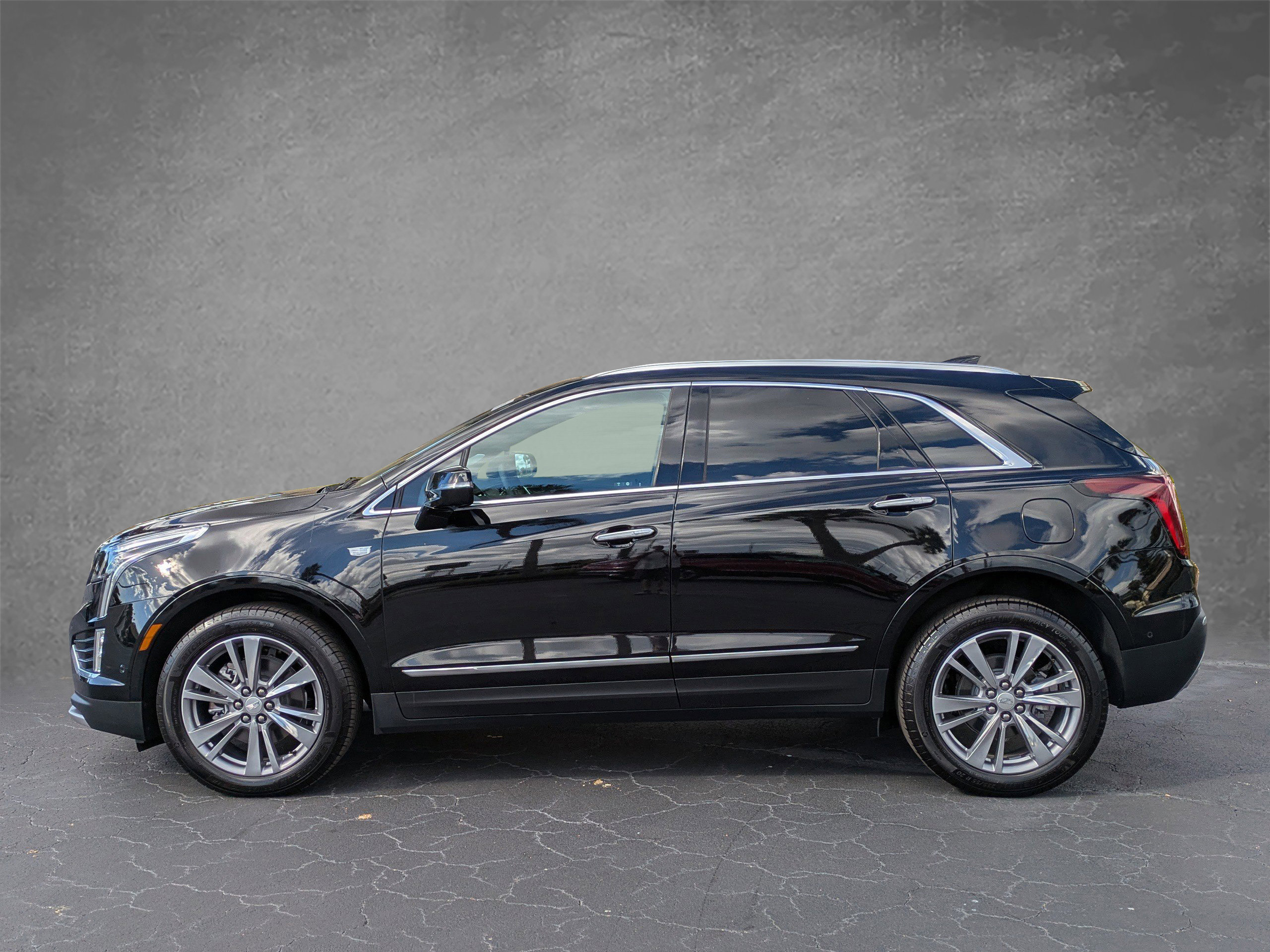 Certified 2025 Cadillac XT5 Premium Luxury w/ Technology Package image 3