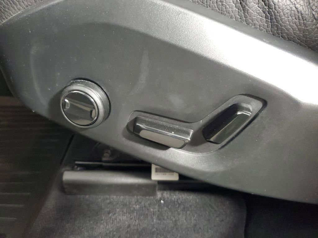 Certified 2024 Volvo XC60 B5 Plus w/ Protection Package Premier AWD/4WD image 21