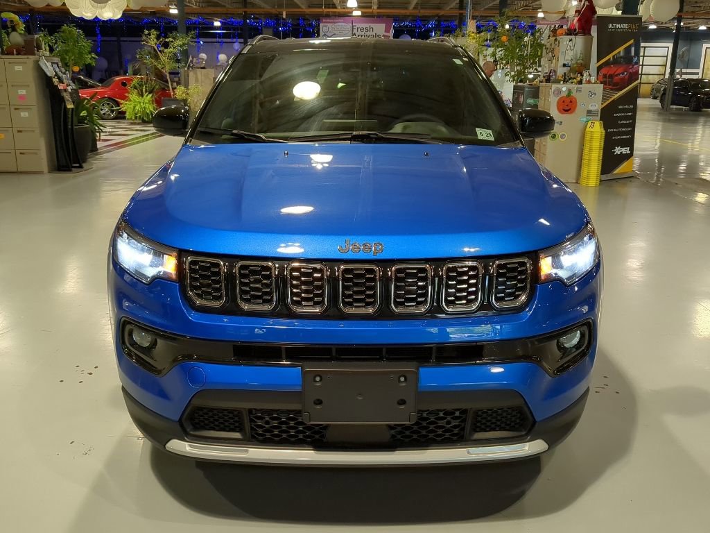 Used 2024 Jeep Compass Limited AWD/4WD image 3