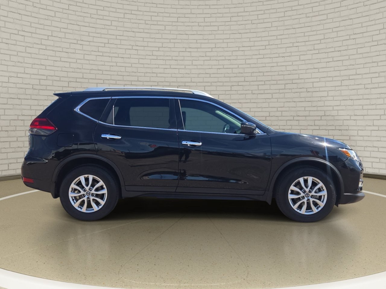 Used 2017 Nissan Rogue SV FWD image 4