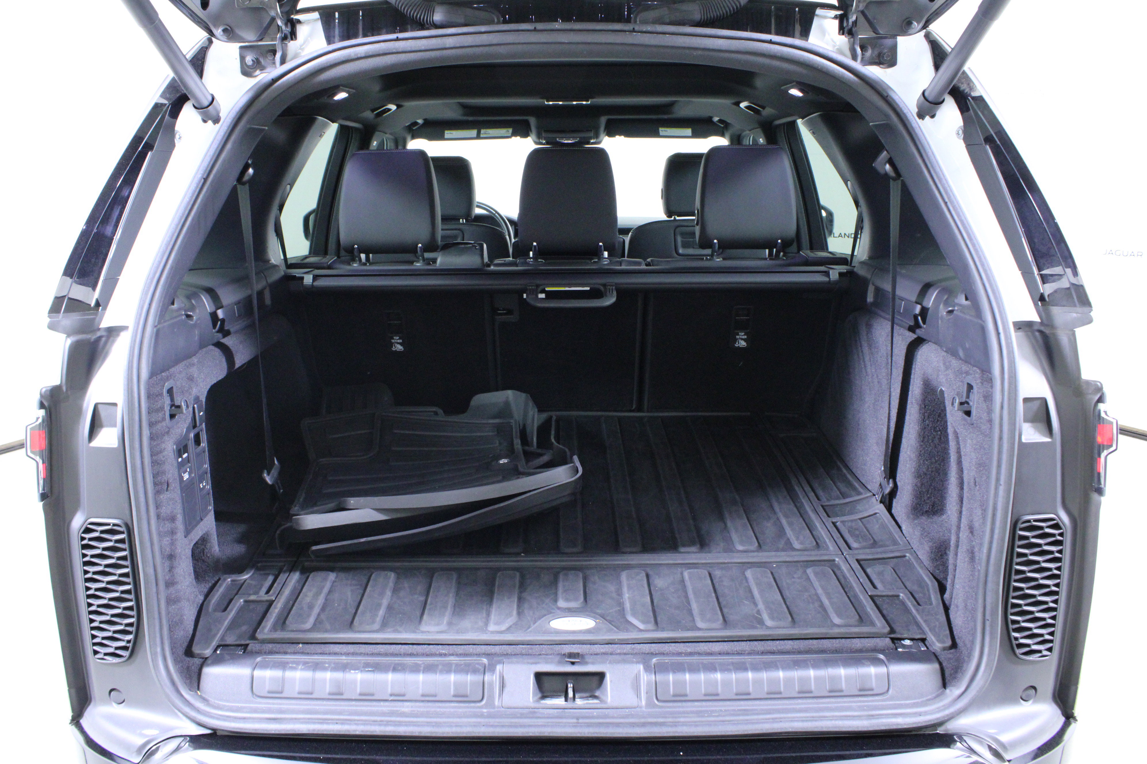 Used 2023 Land Rover Discovery S R-Dynamic image 10