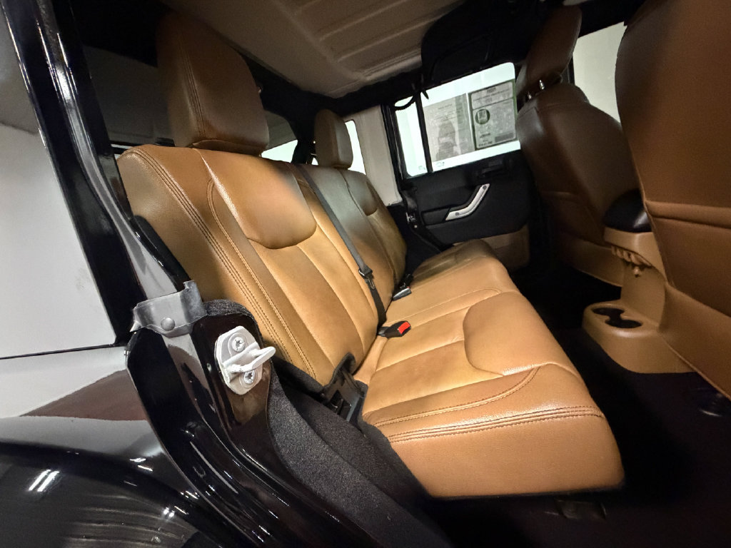 Used 2015 Jeep Wrangler Unlimited Sahara w/ Connectivity Group AWD/4WD image 14