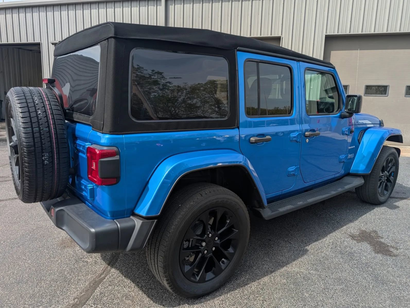 Used 2022 Jeep Wrangler Unlimited Sahara w/ Cold Weather Group image 4