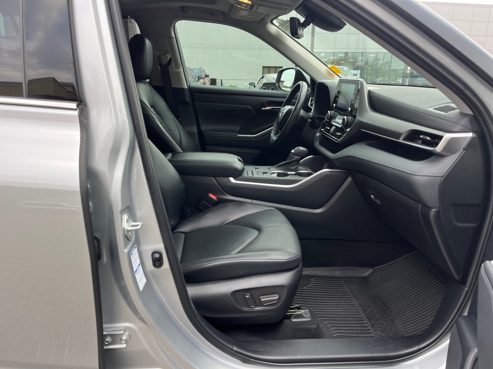 Used 2022 Toyota Highlander XLE AWD/4WD image 28