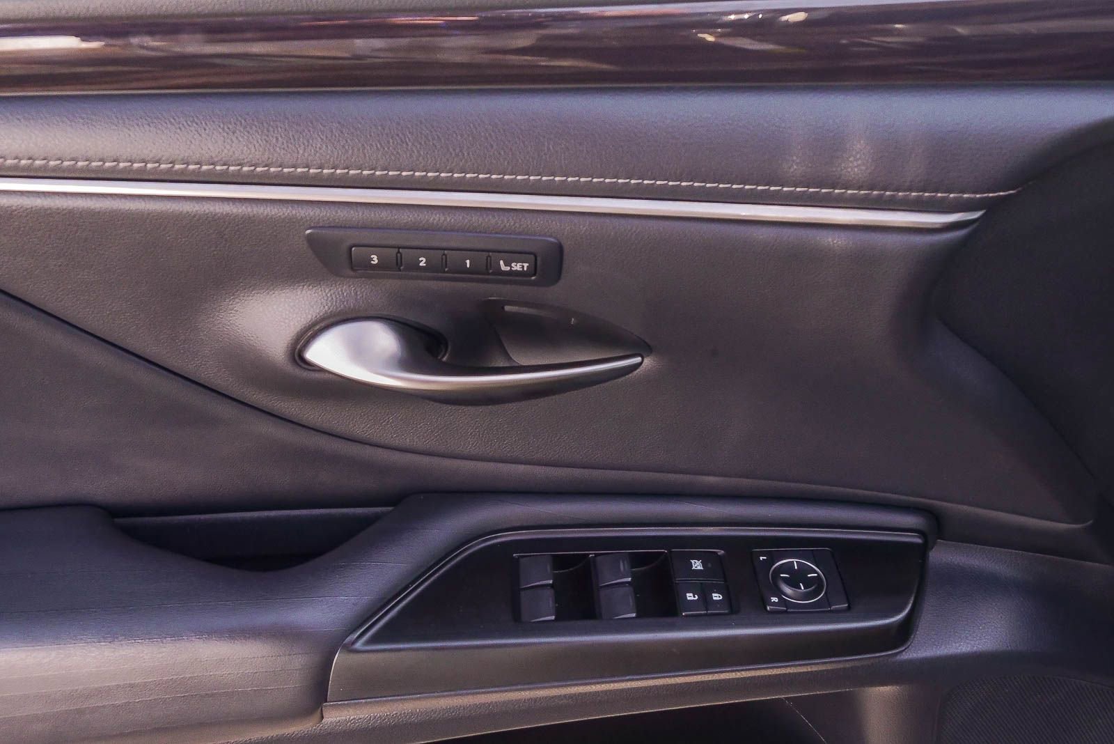 Used 2019 Lexus ES 300h w/ Accessory Package 2 image 19