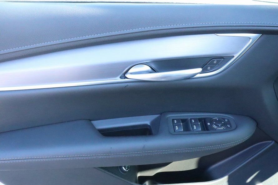 New 2026 Cadillac XT5 Luxury w/ LPO, ONYX Package image 17