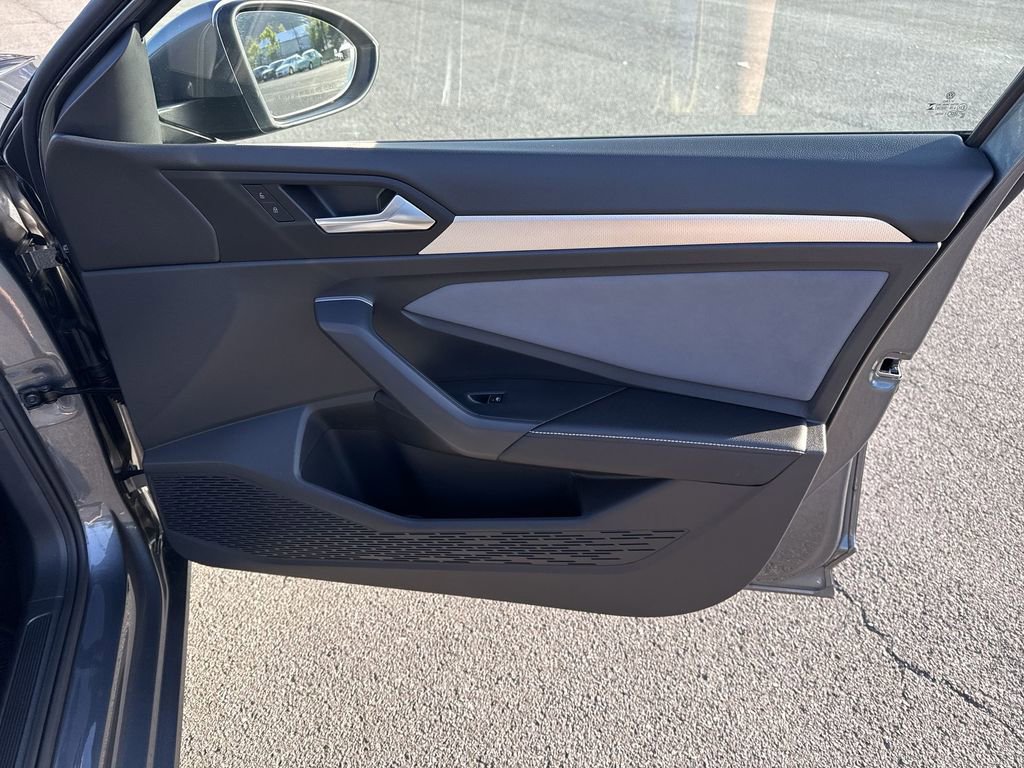 Used 2025 Volkswagen Jetta SE image 25