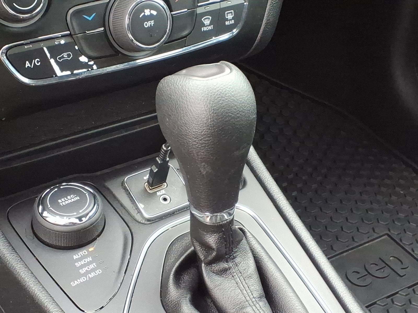 Used 2019 Jeep Cherokee Latitude w/ Cold Weather Group AWD/4WD image 21