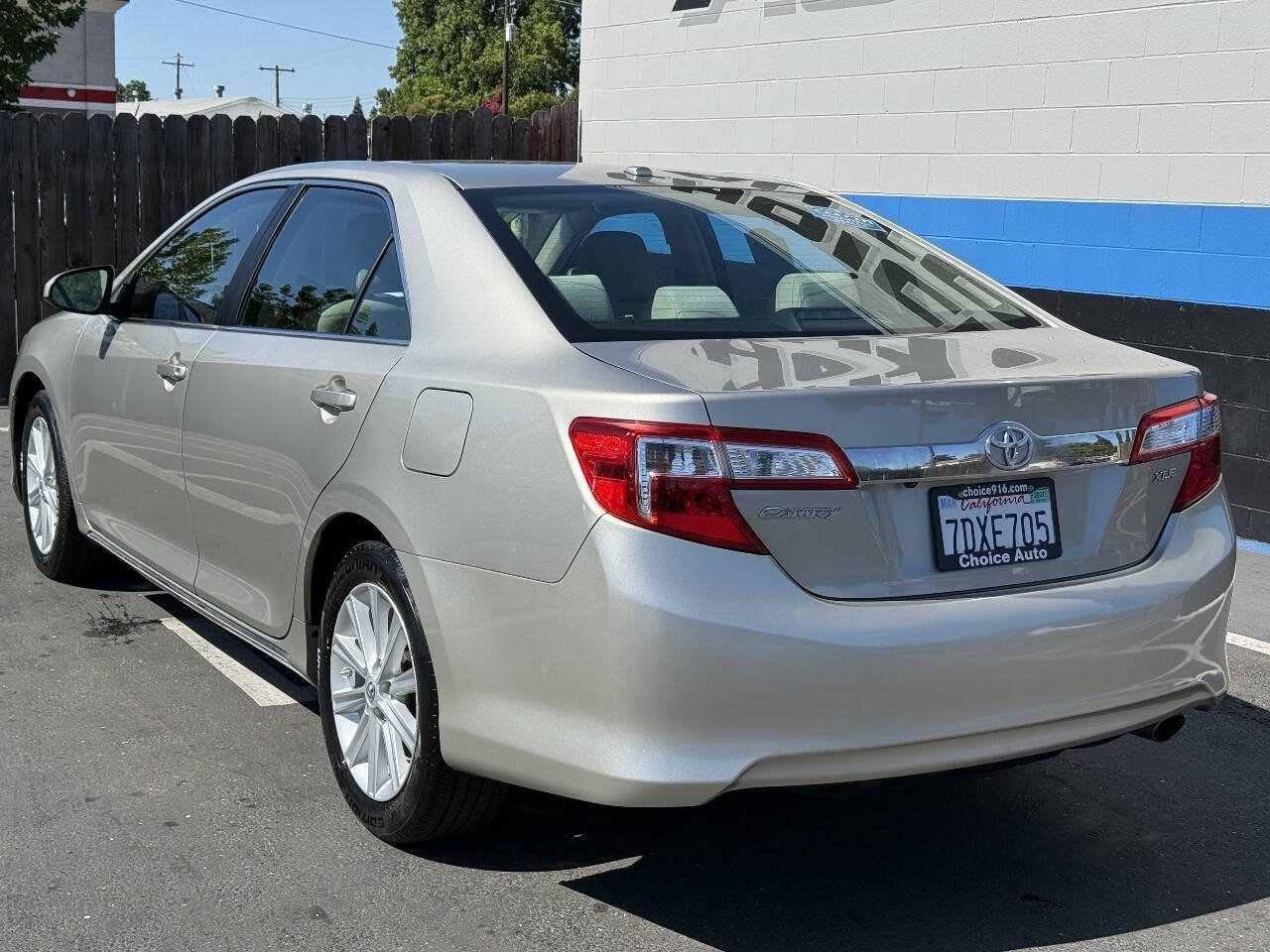 Used 2014 Toyota Camry XLE w/ Convenience Package FWD image 4
