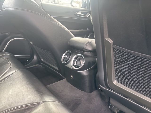 Used 2018 Alfa Romeo Giulia Base image 17