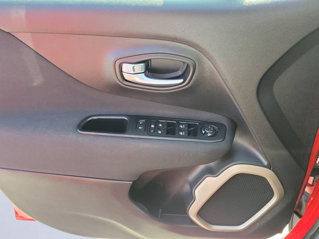 Used 2017 Jeep Renegade Latitude FWD image 25