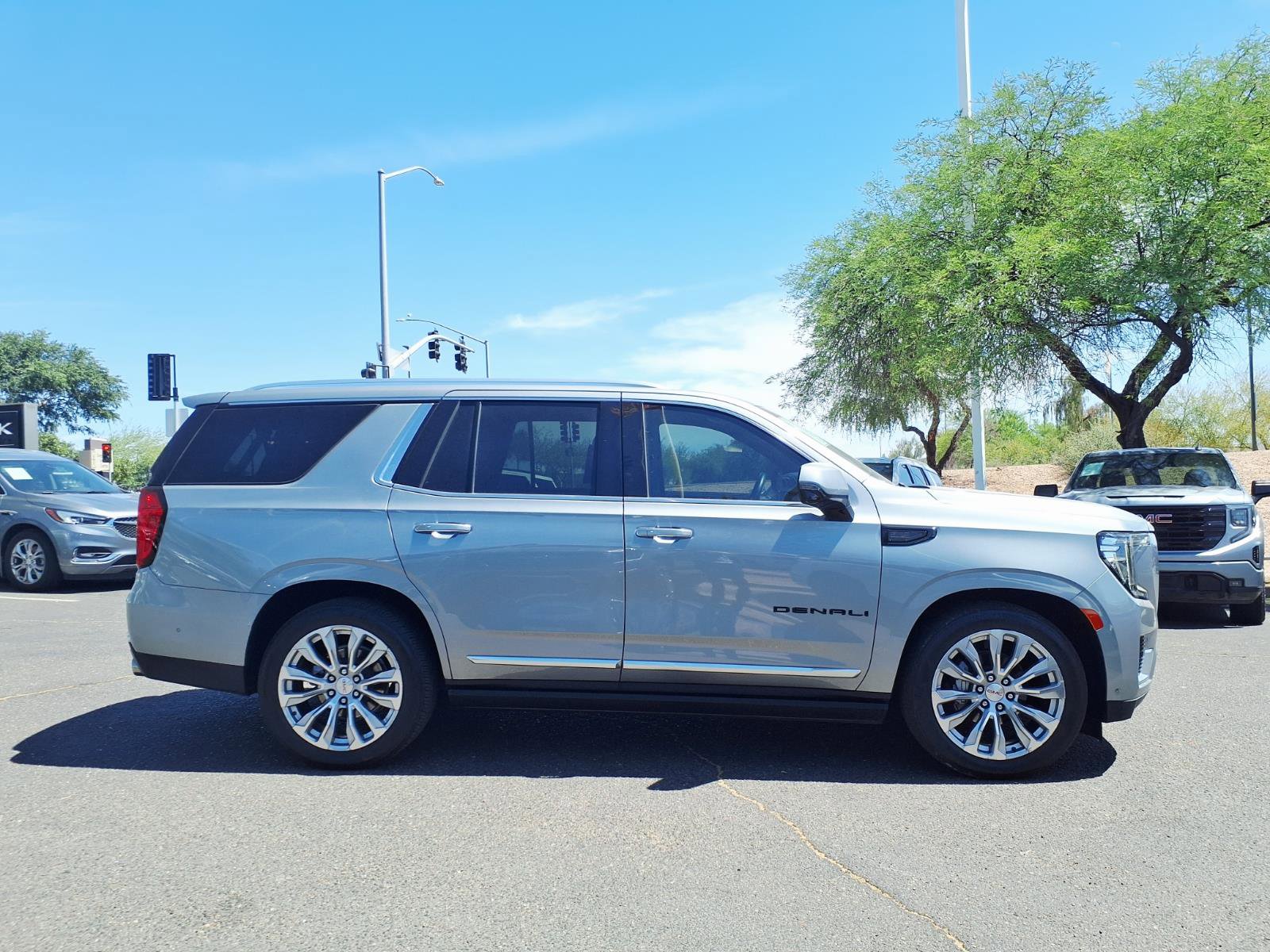 Used 2024 GMC Yukon Denali w/ Advanced Technology Package AWD/4WD image 4
